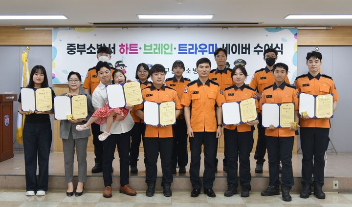 [대구=뉴시스] 대구 중부소방서는 2024년 상반기 하트·브레인·트라우마 세이버 인증서와 배지 수여식을 개최했다. (사진=대구 중부소방서 제공) 2024.08.01. photo@newsis.com  *재판매 및 DB 금지