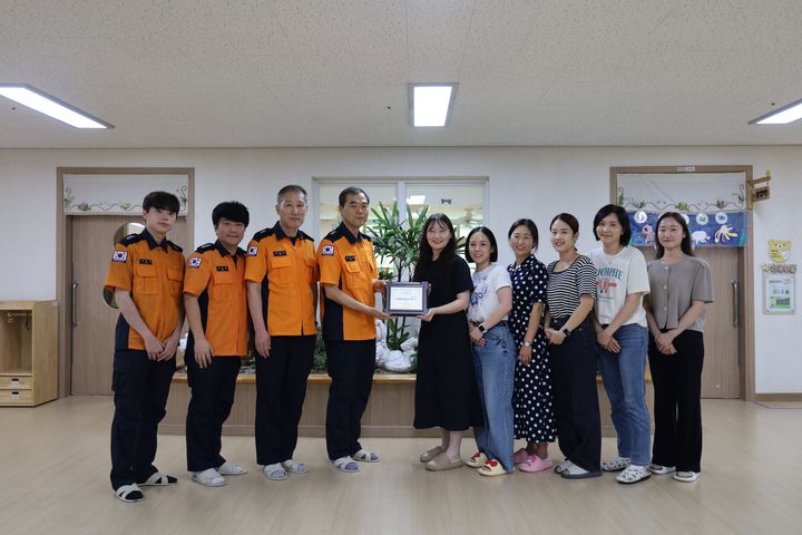 [대구=뉴시스] 대구 강서소방서는 대구대실유치원을 '우리마을 생명지킴이 안전가게'로 지정하고 인증패와 기념배지를 전달했다. (사진=대구 강서소방서 제공) 2024.08.01. photo@newsis.com  *재판매 및 DB 금지