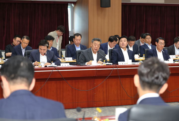 [태안=뉴시스] 지난달 31일 충남도청 대회의실에서 열린 '2024년 제6회 충청남도 지방정부회의'에 참석한 가세로 태안군수가 단계적 폐쇄 절차를 밟고 있는 태안화력발전소 관련 지역 피해 최소화 방안 마련을 충남도에 요청하고 있다. (사진=태안군 제공) 2024.08.01. *재판매 및 DB 금지