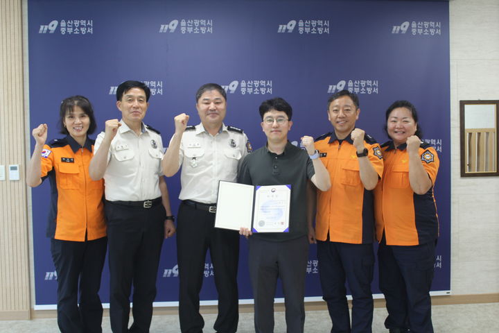 [울산=뉴시스] 울산 중부소방서는 구급대원의 전문성 확보와 구급활동 품질향상을 위해 울산대학교병원 응급의학과 황정성 전문의를 구급지도의사로 위촉한다고 밝혔다. (울산중부소방서 제공)  *재판매 및 DB 금지