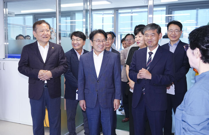 [광주=뉴시스] 이상민 행정안전부 장관이 1일 광주 국가트라우마치유센터를 방문해 강기정 광주시장 등과 시설을 둘러보고 있다. (사진=광주시 제공) photo@newsis.com *재판매 및 DB 금지