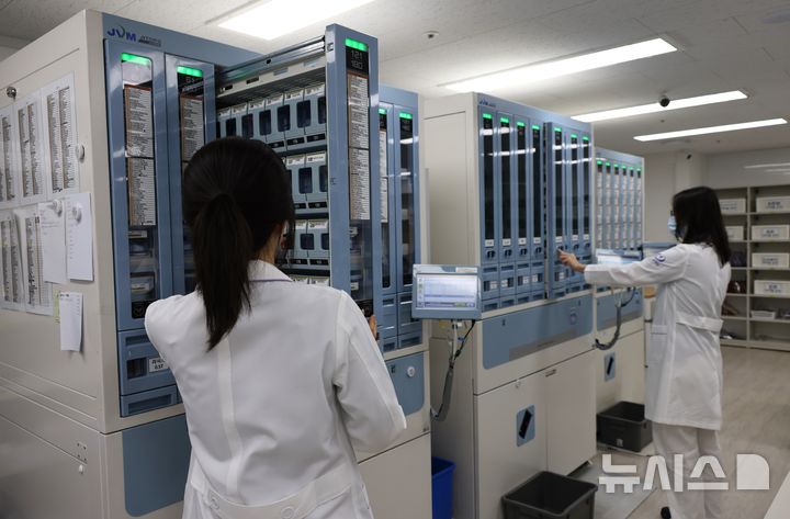 [포항=뉴시스] 송종욱 기자 = 경북 포항세명기독병원이 건강보험심사평가원의 '약제 급여 적정성 평가'에서 2년 연속 1등급을 획득했다. 사진은 약사들이 자동 전송된 처방에 따른 의약품의 정확한 조제 포장을 위해 의약품 카세트를 확인하는 모습. (사진=포항세명기독병원 제공) 2024.08.01. photo@newsis.com 