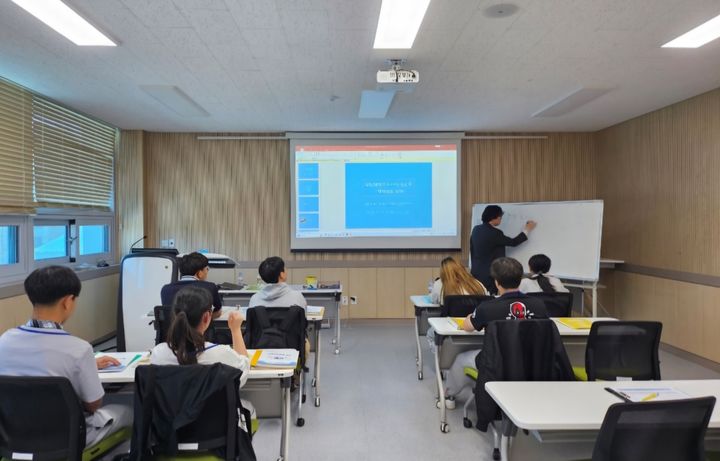 [논산=뉴시스]논산계룡교육지원청의 발달행정보조사 양성교육을 받고 있는 모습. 2024. 08. 01  *재판매 및 DB 금지