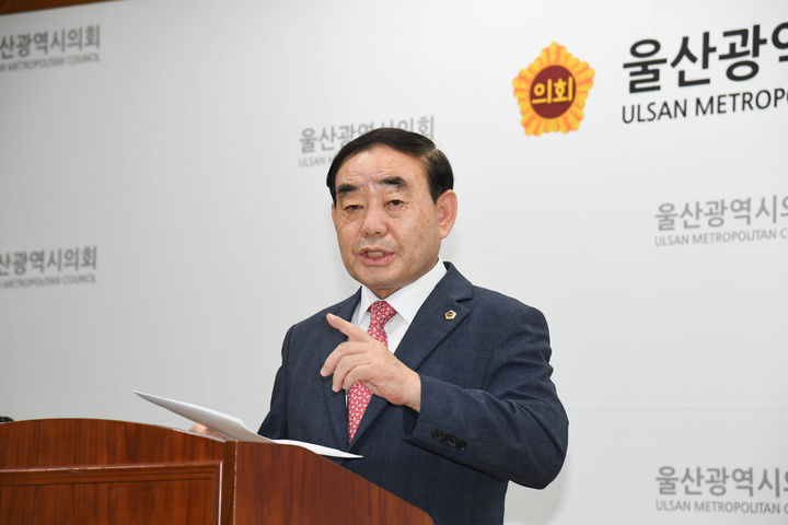 [울산=뉴시스] 박수지 기자 = 울산시의회 김기환 의원이 1일 시의회 프레스센터에서 기자회견을 진행하고 있다. (사진=시의회 제공) 2024.08.01. photo@newsis.com *재판매 및 DB 금지