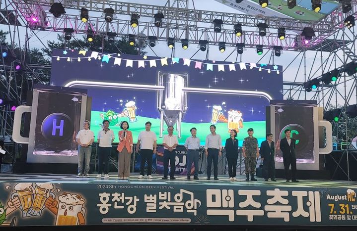 [홍천=뉴시스] 홍천군의 대표 축제인 '홍천강 별빛음악 맥주축제'가 1일 저녁 7시 30분 홍천강이 보이는 도시산림공원 토리숲 일원에서  신영재 홍천군수를 비롯해 홍성기 도의원, 이영욱 도의원, 김숙자 홍천소방서장, 전명준 홍천문화재단 이사장, 그리고 외부 초청 인사로 이영림 춘천지방검찰청 검사장, 육동한 춘천시장 등이 참석한 가운데 생맥주 건배로 시작을 알리며 화려하게 개막됐다. 2024.8.1, syi23@newsis.com  *재판매 및 DB 금지