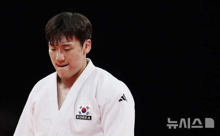 [파리=뉴시스] 최동준 기자 = 한주엽이 31일(현지시각) 프랑스 파리 아레나 샹드마르스에서 열린 2024 파리 올림픽 유도 남자 90kg급 패자부활전 브라질 라파엘 마케도와의 경기에서 패한 뒤 아쉬워하고 있다. 2024.08.01. photocdj@newsis.com