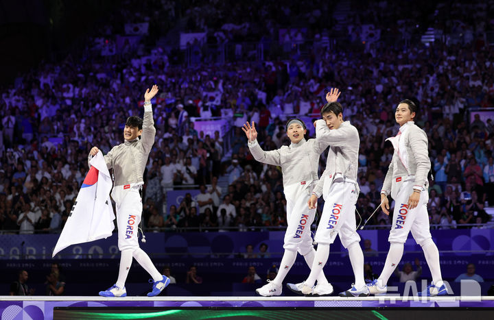 [파리=뉴시스] 김진아 기자 = 구본길, 오상욱, 박상원, 도경동이 31일(현지시각) 프랑스 파리 그랑 팔레에서 열린 2024 파리 올림픽 펜싱 남자 사브르 단체 결승 헝가리와의 경기에서 승리하며 금메달을 확정한 뒤 기뻐하고 있다. 2024.08.01. bluesoda@newsis.com