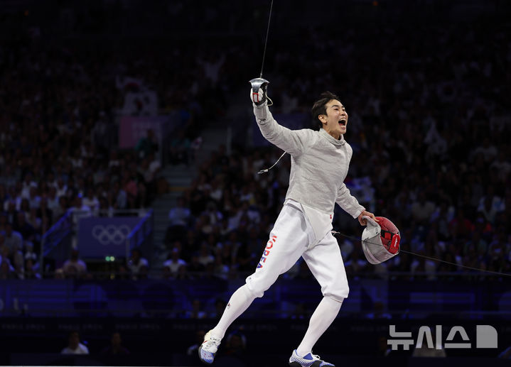 [파리=뉴시스] 김진아 기자 = 도경동이 31일(현지시각) 프랑스 파리 그랑 팔레에서 열린 2024 파리 올림픽 펜싱 남자 사브르 단체 결승 헝가리와의 경기에서 공격을 성공시킨 뒤 포효하고 있다. 2024.08.01. bluesoda@newsis.com