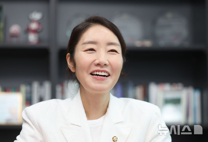 [서울=뉴시스] 권창회 기자 = 강선우 더불어민주당 최고위원 후보가 1일 오전 서울 여의도 국회의원회관에서 뉴시스와 인터뷰를 하고 있다. 2024.08.01. kch0523@newsis.com