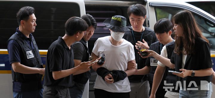 [서울=뉴시스] 김선웅 기자 = 서울 은평구 소재 아파트 단지에서 같은 아파트 주민에게 일본도를 휘둘러 살해한 30대 남성 백 모씨가 지난해 8월 1일 서울 마포구 서울서부지법에서 열린 살인 혐의 영장실질심사(구속 전 피의자심문)에 출석하고 있다. 2024.08.01. mangusta@newsis.com