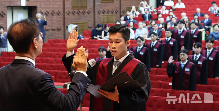 [과천=뉴시스] 김금보 기자 = 1일 경기 과천시 정부 과천종합청사 법무부에서 열린 신임 검사 임관식에서 신임 검사들이 선서를 하고 있다. 2024.08.01. kgb@newsis.com