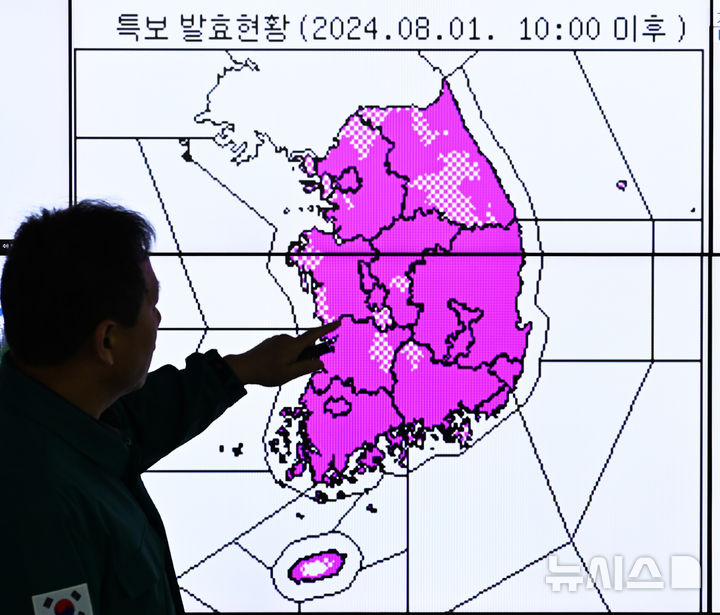 [수원=뉴시스] 김종택 기자 = '한증막' 더위가 이어지고 있는 1일 경기도 수원시 권선구 수도권기상청에서 예보관이 전국에 발효된 폭염 특보 현황을 살펴보고 있다. 2024.08.01. jtk@newsis.com