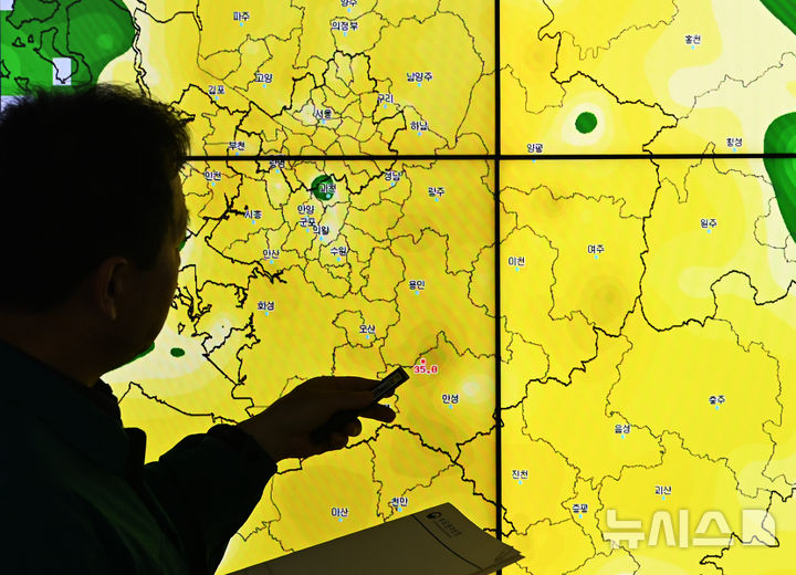 [수원=뉴시스] 김종택 기자 = '한증막' 더위가 이어지고 있는 1일 경기도 수원시 권선구 수도권기상청에서 예보관이 전국에 발효된 폭염 특보 현황을 살펴보고 있다. 2024.08.01. jtk@newsis.com