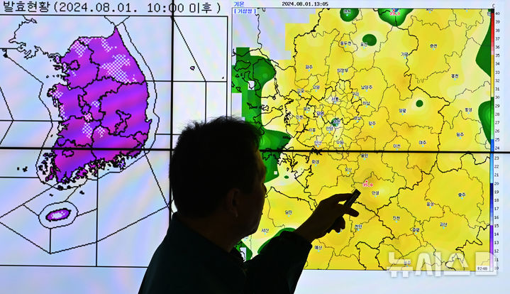 [수원=뉴시스] 김종택 기자 = '한증막' 더위가 이어지고 있는 1일 경기도 수원시 권선구 수도권기상청에서 예보관이 전국에 발효된 폭염 특보 현황을 살펴보고 있다. 2024.08.01. jtk@newsis.com