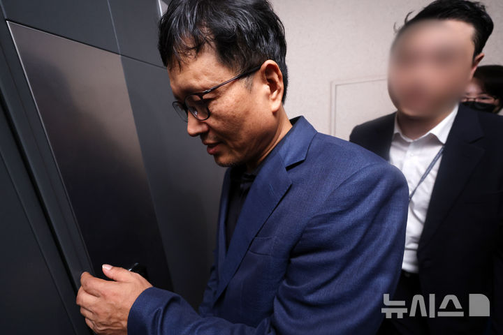 [서울=뉴시스] 김명년 기자 =티몬·위메프의 판매대금 정산 지연 사태를 수사 중인 검찰이 구영배 큐텐 그룹 대표 등 3명에 대해 구속영장을 청구했다. 사진은 구영배 대표가 지난 8월1일 검찰의 자택 압수수색 협조를 위해 검찰 관계자들과 함께 자택으로 들어가는 모습. 2024.08.01. kmn@newsis.com