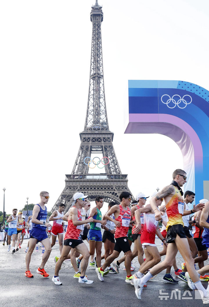 [파리=뉴시스] 최동준 기자 = 1일 (현지시각) 프랑스 파리 에펠탑 인근 트로카데로에서 열린 2024 파리 올림픽 육상 경보 남자 20km 결승에서 선수들이 레이스를 펼치고 있다. 2024.08.01.photocdj@newsis.com