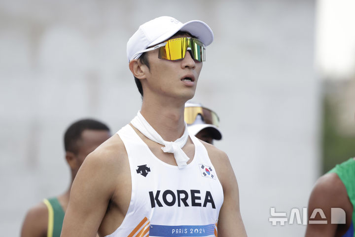 [파리=뉴시스] 최동준 기자 = 최병광이 지난해 1일 (현지시각) 프랑스 파리 에펠탑 인근 트로카데로에서 열린 2024 파리 올림픽 육상 경보 남자 20km 결승에서 출발 지점으로 이동하고 있다. 2024.08.01.photocdj@newsis.com