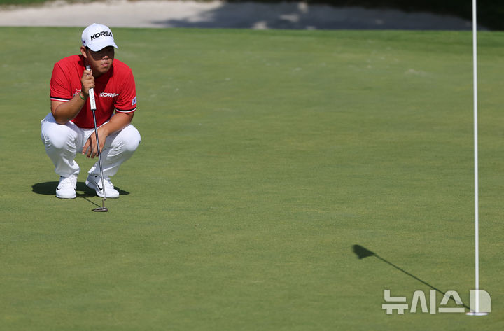 [기앙쿠르=뉴시스] 김진아 기자 = 김주형이 1일(현지시각) 프랑스 기앙쿠르 르 골프 나쇼날에서 열린 2024 파리 올림픽 골프 남자 스트로크 플레이 1라운드에서 3번홀 그린을 살피고 있다. 2024.08.01. bluesoda@newsis.com