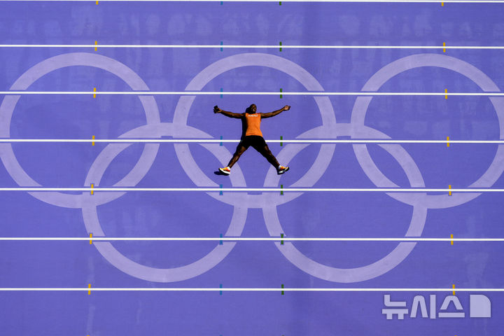 [생드니=AP/뉴시스]네덜란드 육상 선수가 프랑스 생드니에서 열린 2024 파리올림픽 훈련을 마치고 트랙 위에 누워있다. 2024.08.02.