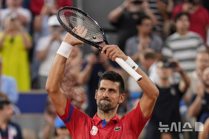 [파리=AP/뉴시스]노바크 조코비치(세르비아)가 2일(한국시각) 프랑스 파리의 스타드 롤랑가로스에서 열린 테니스 단식 8강에서 스테파노스 치치파스(그리스)를 이긴 뒤 기뻐하고 있다. 2024.08.02.