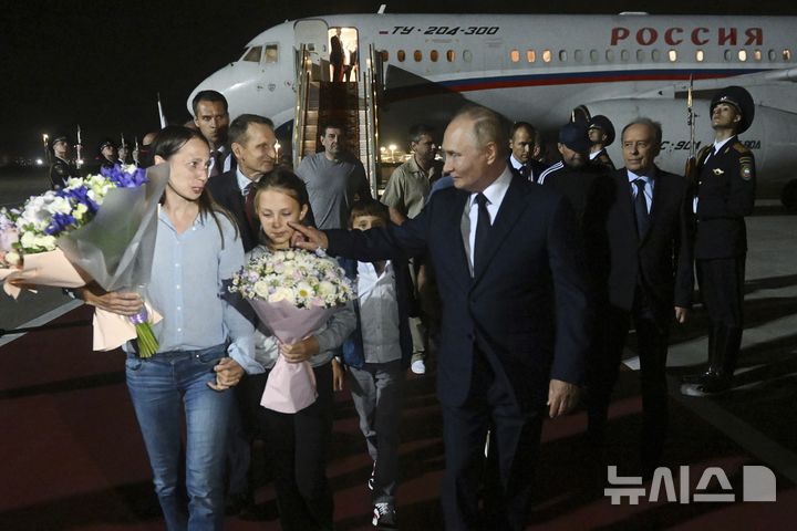 [모스크바=AP/뉴시스]블라디미르 푸틴 러시아 대통령이 1일(현지시각) 모스크바 외곽 브누코보 공항에서 서방이 석방한 자국민 수감자들을 맞이하고 있다. 2024.08.02.
