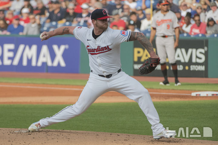 [클리블랜드=AP/뉴시스] 벤 라이블리(클리블랜드 가디언즈)는 2일(한국시각) 미국 오하이오주 클리블랜드의 프로그레시브 필드에서 열린 볼티모어 오리올스의 홈경기에서 선발 등판해 6이닝 4피안타 4삼진 2실점 호투로 시즌 10승을 달성했다. 2024.08.02