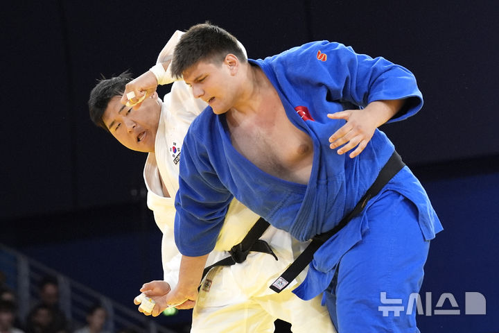 [파리=AP/뉴시스] 한국 유도의 김민종이 2일(한국시각) 프랑스 파리 샹드마르스 경기장에서 열린 대회 유도 남자 100㎏ 이상급 준결승에 진출했다. 사진은 16강전에서 이브라힘 타타로글루(튀르키예)와 경기하고 있는 김민종의 모습. 2024.08.02.