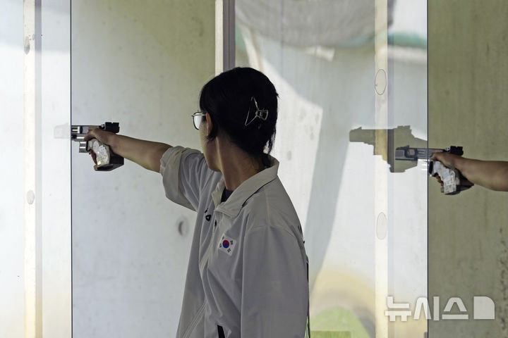 [샤토루=AP/뉴시스]양지인(21·한국체대)이 2일(한국시각) 프랑스 파리 샤토루 슈팅센터에서 열리는 2024 파리 올림픽 사격 25m 권총 본선을 치르고 있다. 2024.08.02.