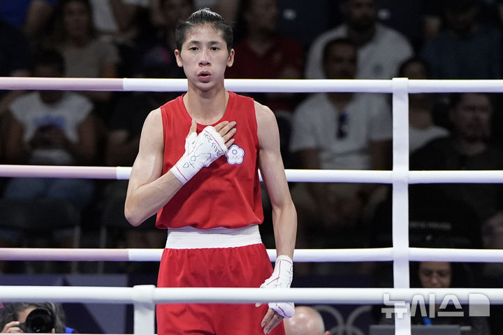 [파리=AP/뉴시스] 남성 호르몬 주입 선수에게 밀려 은메달을 차지했던 전 올림픽 수영 선수가 국제올림픽위원회(IOC)에 대해 "여성 선수들의 안전을 지키지 못하고 있다"고 비판했다. 사진은 성별 논란 중심에 서 있는 린위팅(28·대만)이 프랑스 파리의 아레나 파리 노르에서 열린 대회 복싱 여자 57㎏급 16강전에서 시토라 투르디베코바(22·우즈베키스탄)를 상대로 5-0 판정승을 거두며 8강에 진출한 후 모습. 2024.08.02.