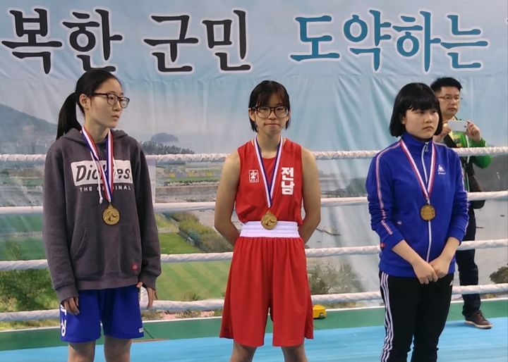 [화순=뉴시스] (가운데)중학교 3학년 시절 제47회 전국종별 신인 선수권대회 여자고등부 복싱 51㎏급 금메달 수상한 임애지 선수. (사진=화순군청 제공) 2024.08.02. photo@newsis.com *재판매 및 DB 금지