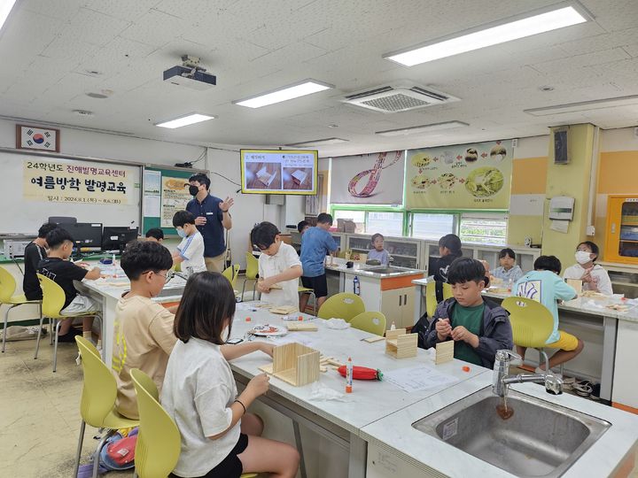 [창원=뉴시스]진해발명교육센터 교육 모습.2024.08.02.(사진=창원교육지원청 제공) photo@newsis.com *재판매 및 DB 금지