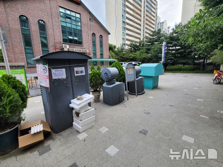 [용인=뉴시스]수지구의 한 공동주택단지 내에 설치된 자동집하시설 투입구