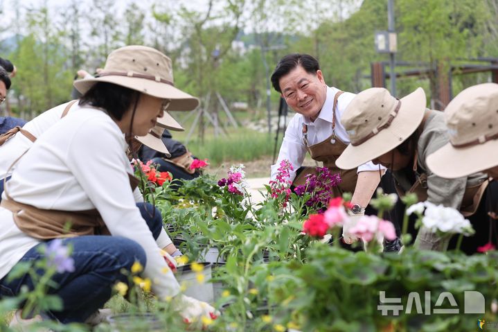 [광명=뉴시스] 4월 개최된 새빛정원관리단 발대식에서 박승원 광명시장이 자원봉사자들과 함께 정원을 가꾸고 있다.(사진=광명시 제공)2024.08.02.photo@newsis.com