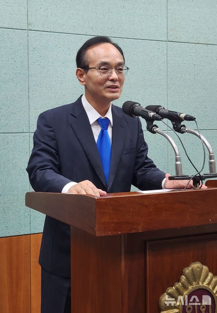 [전주=뉴시스] 김민수 기자= 더불어민주당 김두관 당대표 후보자 정무특보인 이동진 특보가 2일 전북자치도의회 브리핑룸에서 김 후보의 메시지를 대독하고 있다. 2024.08.02. leo@newsis.com  *재판매 및 DB 금지