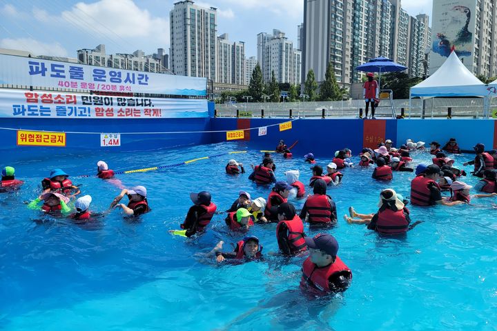 [대구=뉴시스] 이상제 기자 = 2일 오전 대구 남구 이천동 대봉교 하단 신천 둔치에 조성된 신천 사계절 물놀이장에서 시민들이 물놀이를 즐기고 있다. 2024.08.02. king@newsis.com  *재판매 및 DB 금지