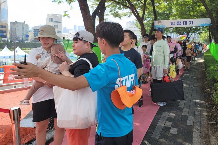[대구=뉴시스] 이상제 기자 = 2일 오전 대구 남구 이천동 대봉교 하단 신천 둔치에 조성된 신천 사계절 물놀이장에 입장하기 위해 시민들이 대기하고 있다. 2024.08.02. king@newsis.com  *재판매 및 DB 금지