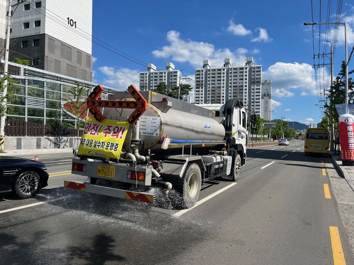 [안동=뉴시스] 경산시에서 뜨거워진 도로표면을 식히고자 살수차가 운영되고 있다. (사진=경산시 제공) 2024.08.06. photo@newsis.com  *재판매 및 DB 금지