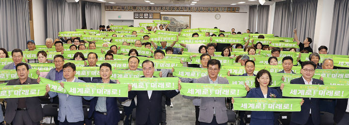 [광주=뉴시스] 전남 함평군이 2일 군청 대회의실에서 이상익 함평군수, 이개호 더불어민주당 국회의원, 주민 등이 참석한 가운데 종자의 날 기념식을 갖고 있다. (사진=함평군 제공) photo@newsis.com *재판매 및 DB 금지