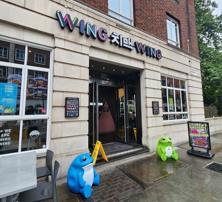 [런던=뉴시스] 주동일 기자=영국 런던 'WING 치맥 WING' 입구. 2024.07.16 *재판매 및 DB 금지