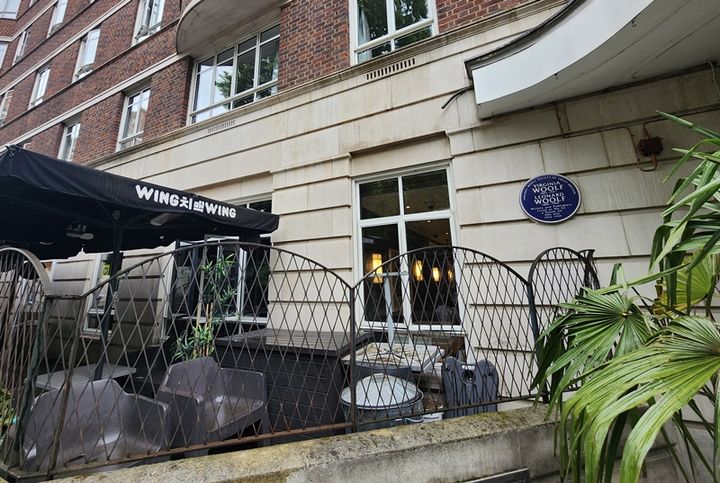 [런던=뉴시스] 주동일 기자=영국 런던 'WING 치맥 WING' 테라스 옆엔 해당 건물이 작가 버지니아 울프가 머물던 자리였음을 증명하는 안내가 붙어있다. 2024.07.16 *재판매 및 DB 금지