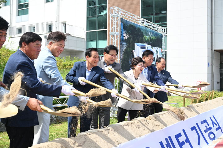 [논산=뉴시스]논산시는 2일 백성현 시장이 참석한 가운데 논산복합문화체육센터 기공식을 가졌다. 2024. 08. 02  *재판매 및 DB 금지