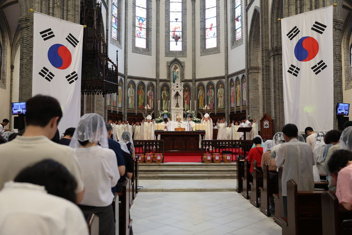 [서울=뉴시스] 2023년 성모 승천 대축일 미사에서 정순택 대주교를 비롯한 주교·사제단이 신자들을 강복하고 있다. (사진=천주교 서울대교구 제공) 2024.08.02. photo@newsis.com *재판매 및 DB 금지