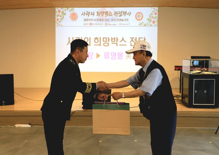 [대구=뉴시스] 육군 제50보병사단은 2일 사단법인 희망을 나누는 사람들(희망사)과 함께 6·25전쟁 참전용사에게 '사랑의 희망박스'를 전달했다. (사진=육군 제50보병사단 제공) 2024.08.02. photo@newsis.com *재판매 및 DB 금지