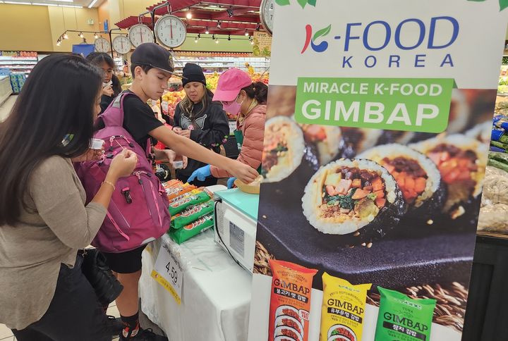 [서울=뉴시스]한국 냉동김밥에 관심을 보이는 미국인들.(사진=한국농수산식품유통공사 제공) *재판매 및 DB 금지