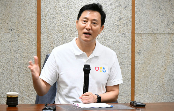 [베이징(중국)=뉴시스]오세훈 서울시장이 7월 31일 저녁 중국 베이징에서  출장 동행기자들과 간담회를  갖고있다. 2024.08.05. (사진=서울시 제공)  *재판매 및 DB 금지