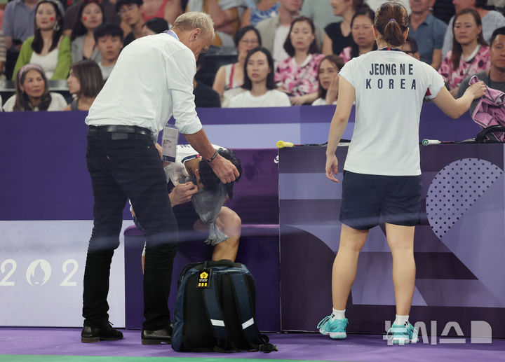 [파리=뉴시스] 김진아 기자 = 김원호가 1일(현지시각) 프랑스 파리 아레나 포르트 드 라 샤펠에서 열린 2024 파리 올림픽 배드민턴 혼성 복식 준결승에서 구토 증상을 호소하고 있다. 2024.08.02. bluesoda@newsis.com