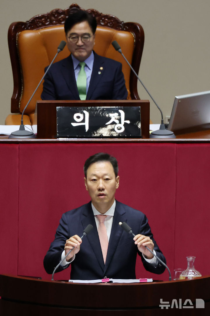 [서울=뉴시스] 조성우 기자 = 박수민 국민의힘 의원이 지난 1일 서울 여의도 국회에서 열린 제416회(임시회) 제2차 본회의에서 2024년 민생회복지원금 지급을 위한 특별조치법안과 노동조합 및 노동관계조정법 일부개정법률안(노란봉투법)에 반대하는 필리버스터(무제한토론)를 하고 있다.  박 의원은 2일 오전 6시 44분쯤 토론을 마무리하며 총 15시간 50분을 발언해 역대 최장 기록을 경신했다. 2024.08.02. xconfind@newsis.com