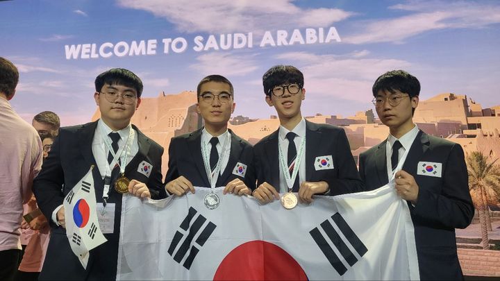 [서울=뉴시스] 정병혁 기자 = 사우디아라비아 리야드에서 열린 제56회 국제화학올림피아드에서 한국대표단 전원 수상했다. 총 84개국의 327명 학생이 참가한 대회에서 한국대표단은 이정엽(서울과학고3) 학생이 금메달, 나규승(대구과학고3) 학생이 은메달, 김도형(광주과학고3) 학생이 동메달, 정현서(민사고2) 학생이 장려상을 수상했다. (사진=과학기술정보통신부 제공) 2024.08.02. photo@newsis.com *재판매 및 DB 금지
