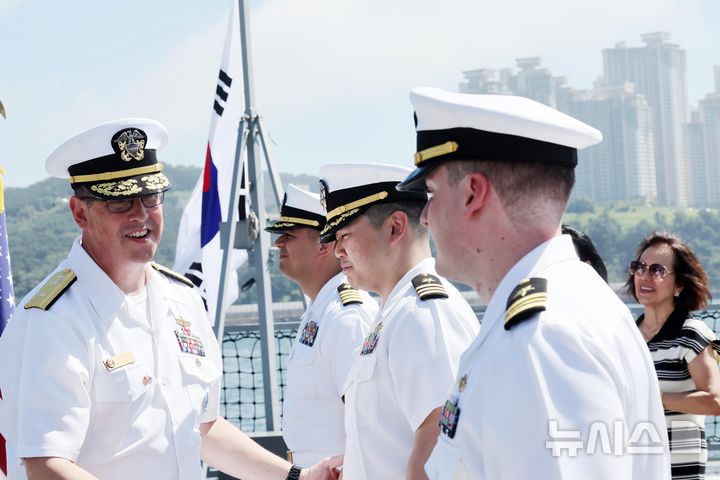 [부산=뉴시스] 하경민 기자 = 주한미해군사령부 진급식이 열린 2일 부산 남구 해군작전사령부 부산작전기지 부두에 정박 중인 신형 호위함 '경남함'(FFG-Ⅱ)에서 닐 코프로스키미 주한미해군사령관이 진급한 장교들을 축하하고 있다.    대한민국 해군 함정에서 열린 미 해군 진급식은 한미 동맹 71년 역사상 최초다. 2024.08.02. yulnetphoto@newsis.com