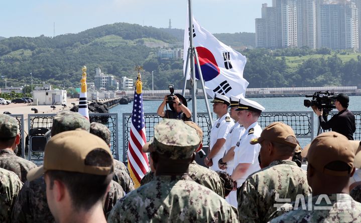 [부산=뉴시스] 하경민 기자 = 주한미해군사령부 진급식이 열린 2일 부산 남구 해군작전사령부 부산작전기지 부두에 정박 중인 신형 호위함 '경남함'(FFG-Ⅱ)에서 진급한 미 해군 장교들이 인사명령 낭독을 듣고 있다.     대한민국 해군 함정에서 열린 미 해군 진급식은 한미 동맹 71년 역사상 최초다. 2024.08.02. yulnetphoto@newsis.com